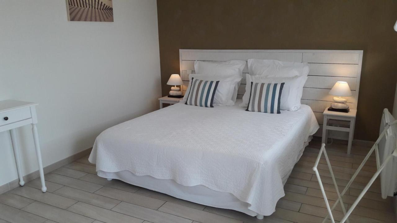 Les Sables Bed & Breakfast Santec Exterior photo